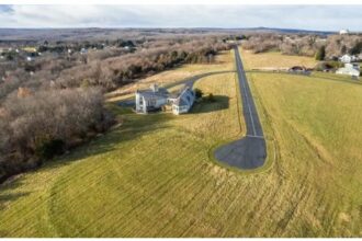 Rumah Megah dengan Fasilitas Bandara Pribadi: Eksklusivitas Tinggi di Connecticut