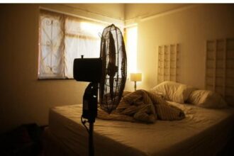 Kipas angin adalah perangkat elektronik yang umum digunakan untuk memberikan kesejukan di rumah atau kantor. Namun, terkadang kita dapat mengalami masalah ketika kipas angin tiba-tiba tidak berputar. Ada beberapa penyebab umum untuk masalah ini, dan berikut adalah solusi perbaikannya. 1. Listrik Mati atau Tidak Stabil Penyebab: Salah satu alasan paling sederhana adalah matinya sumber listrik atau ketidakstabilan tegangan listrik. Solusi: Pastikan sumber listrik dalam kondisi baik. Gunakan stop kontak atau perpanjangan dengan baik dan hindari beban listrik berlebih. 2. Saklar Tidak Berfungsi dengan Baik Penyebab: Saklar kipas yang rusak atau tidak berfungsi dengan baik dapat menyebabkan kipas tidak berputar. Solusi: Periksa saklar kipas, pastikan tidak ada konslet atau kabel yang putus. Ganti saklar jika diperlukan. 3. Motor Kipas Bermasalah Penyebab: Motor yang rusak atau mengalami keausan bisa membuat kipas berhenti berputar. Solusi: Periksa motor kipas untuk melihat tanda-tanda keausan atau kerusakan. Ganti motor jika diperlukan atau bawa ke tukang servis. 4. Kabel Putus atau Korsleting Penyebab: Kabel yang putus atau mengalami korsleting dapat menghentikan kipas berputar. Solusi: Periksa semua kabel dan pastikan tidak ada yang putus atau terkena korsleting. Ganti kabel yang rusak dengan yang baru. 5. Kipas Terlalu Kotor Penyebab: Kipas yang terlalu kotor dapat menghambat pergerakan baling-baling dan membuat kipas sulit berputar. Solusi: Bersihkan debu dan kotoran yang menumpuk pada baling-baling dan bagian lain kipas. Gunakan sikat atau penyedot debu untuk membersihkan secara menyeluruh. 6. Baling-baling Patah atau Tidak Sejajar Penyebab: Baling-baling yang patah atau tidak sejajar dapat menyebabkan kipas berputar tidak merata. Solusi: Periksa baling-baling, dan ganti yang patah atau tidak sejajar. Pastikan semua baling-baling dipasang dengan baik. 7. Overheat atau Perlindungan Berlebihan Penyebab: Beberapa kipas dilengkapi dengan fitur perlindungan otomatis yang membuatnya mati jika terlalu panas. Solusi: Biarkan kipas dingin selama beberapa saat sebelum dihidupkan kembali. Pastikan ventilasi kipas tidak terhalang. 8. Hubungan Kabel yang Longgar Penyebab: Hubungan kabel yang longgar antara motor dan bagian kelistrikan lainnya dapat membuat kipas berhenti berputar. Solusi: Periksa semua koneksi kabel dan pastikan kencang. Jika ada kabel yang longgar, pasang kembali atau ganti kabel yang rusak. Dengan memahami penyebab umum dan solusi perbaikan ketika kipas angin tidak berputar, Anda dapat dengan cepat mengatasi masalah tersebut dan menikmati kesejukan yang nyaman. Jangan ragu untuk mencari bantuan profesional jika perbaikan mandiri tidak efektif atau jika masalahnya cukup kompleks.