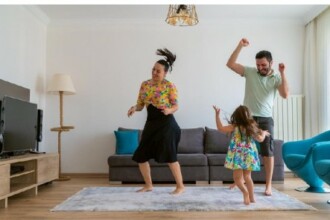 Siapa yang tidak menginginkan badan yang tangguh dan kebal terhadap penyakit? Tubuh yang sehat dengan kekebalan yang kuat ternyata bisa dicapai mulai dari rumah. Lingkungan yang bersih bukan hanya mendatangkan kenyamanan, tetapi baik untuk kesehatan. Agar tubuh sehat, perhatikan kebersihan rumah sebagai tempat paling dekat dari kita.